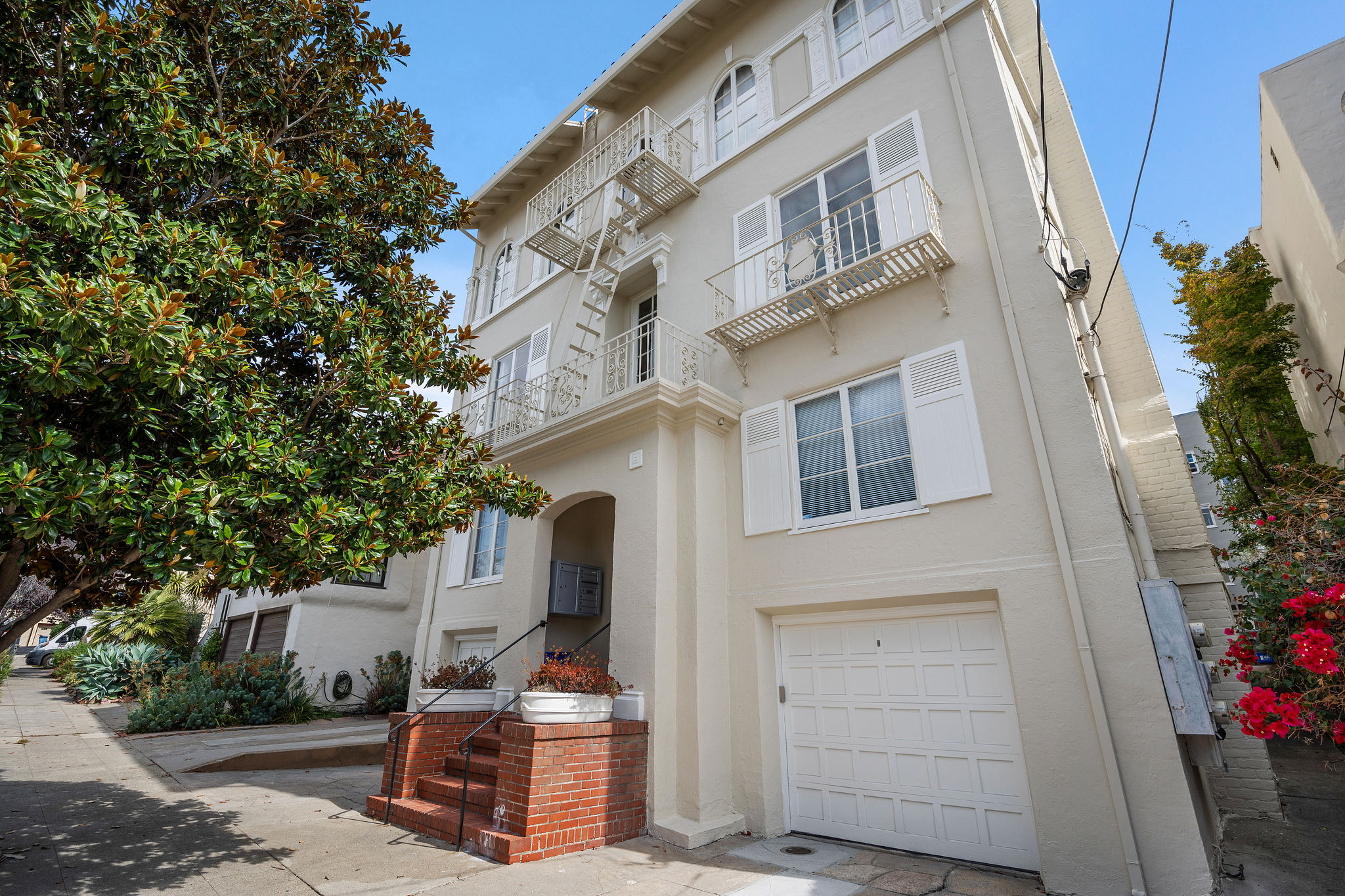 Cover Image for 1635 Scenic Avenue #3 presented by Souza &  Niroomand Team