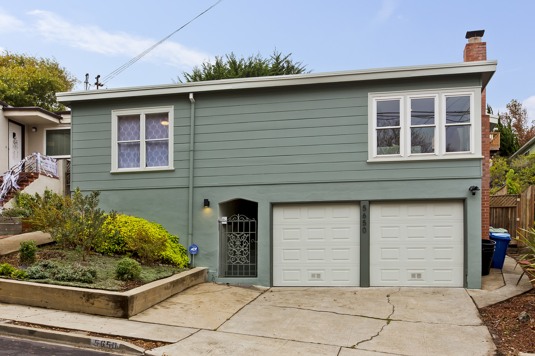 Cover Image for 5650 Poinsett Avenue presented by Souza &  Niroomand Team