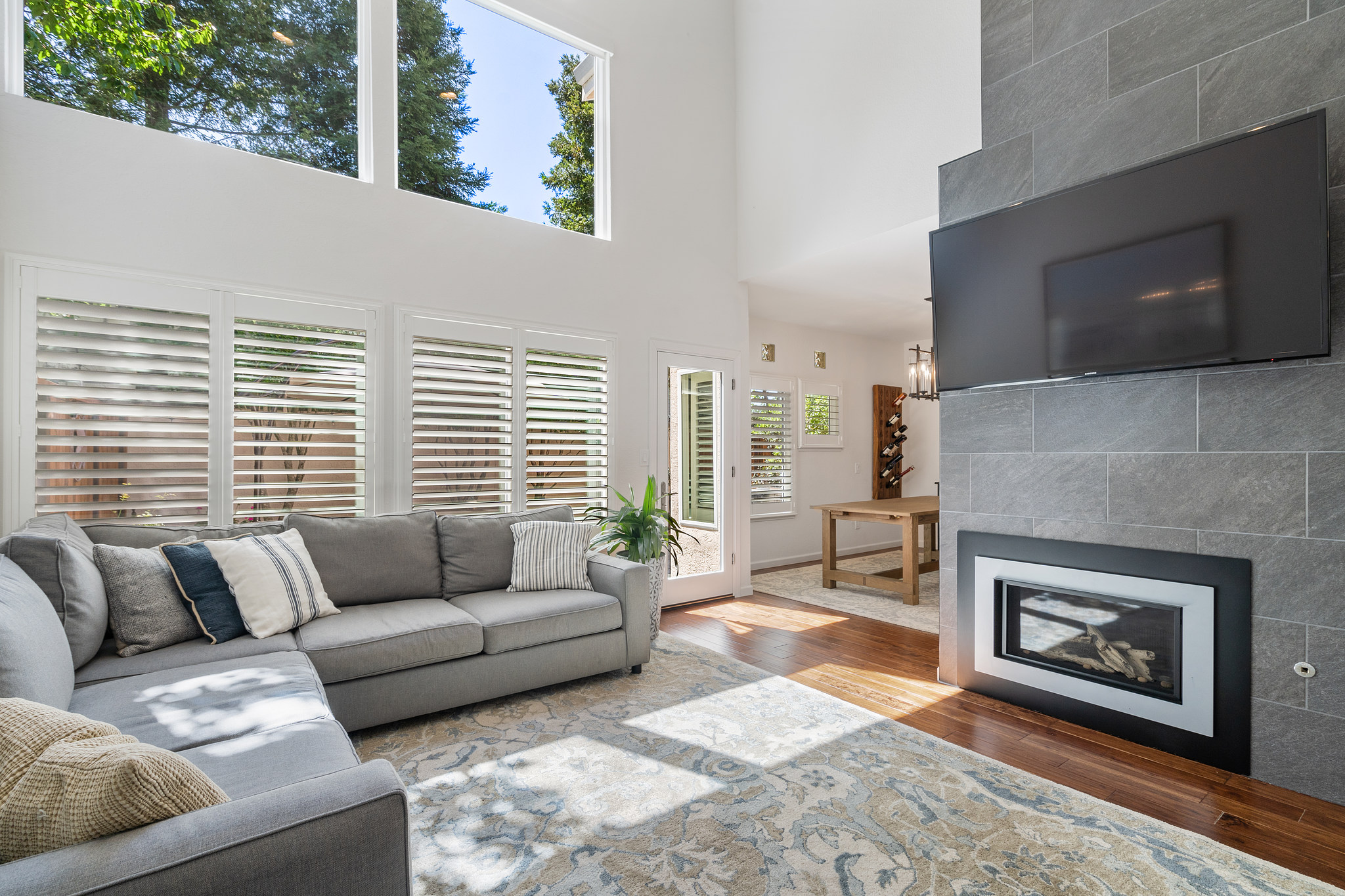 Image number 1 for slideshow of 6192 Lakeview Circle