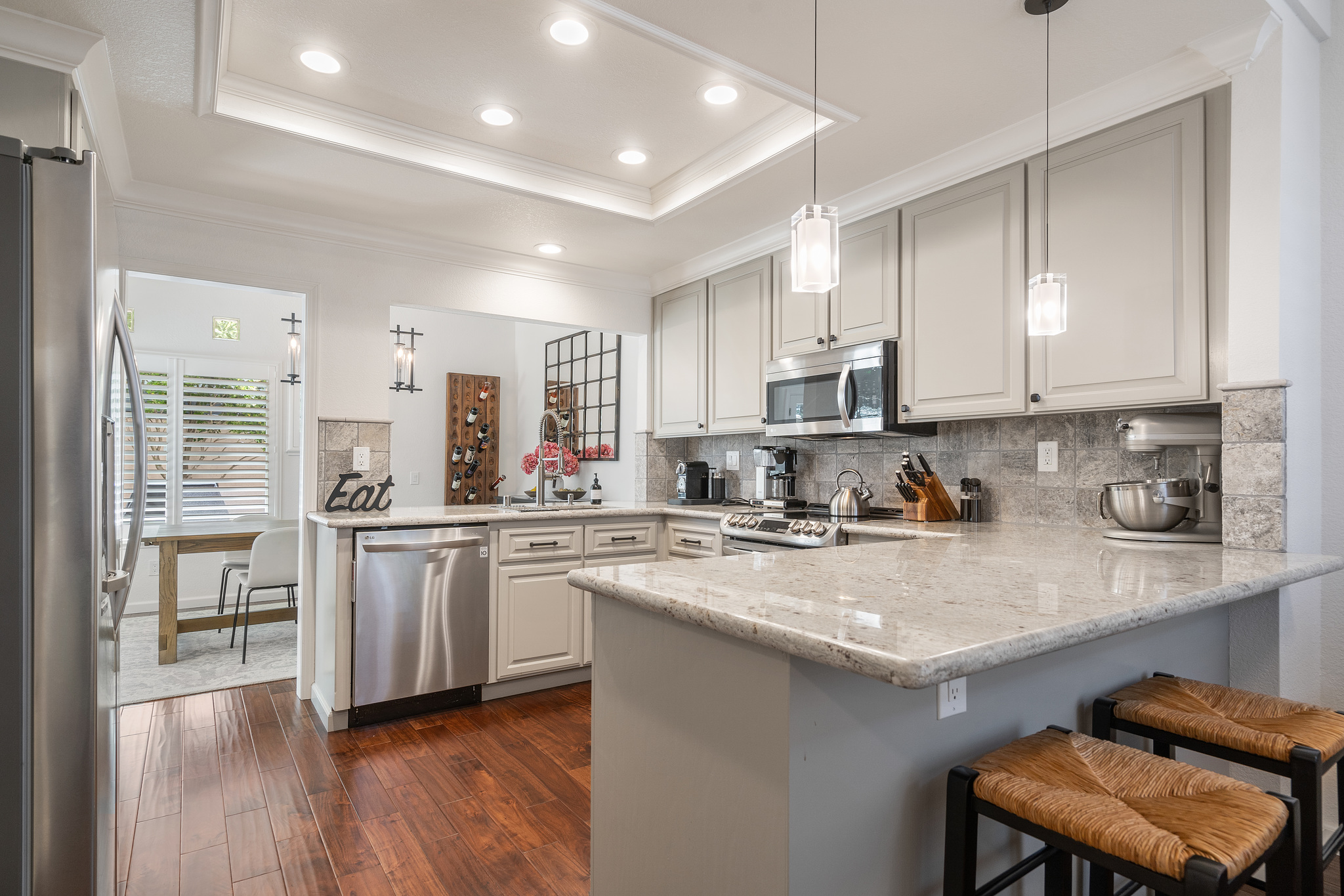 Image number 3 for slideshow of 6192 Lakeview Circle