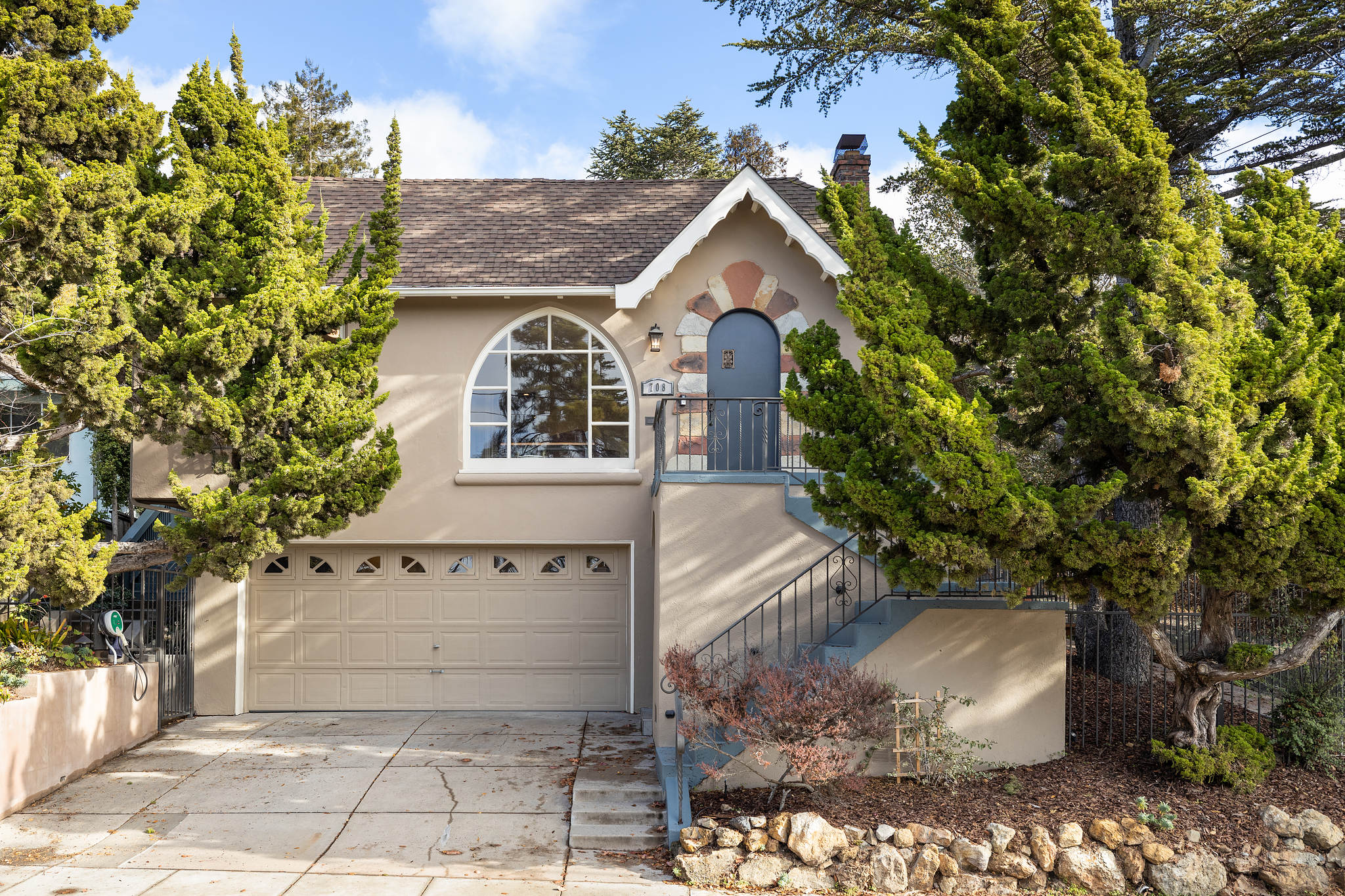 Cover Image for 708 Colusa Avenue presented by Souza &  Niroomand Team