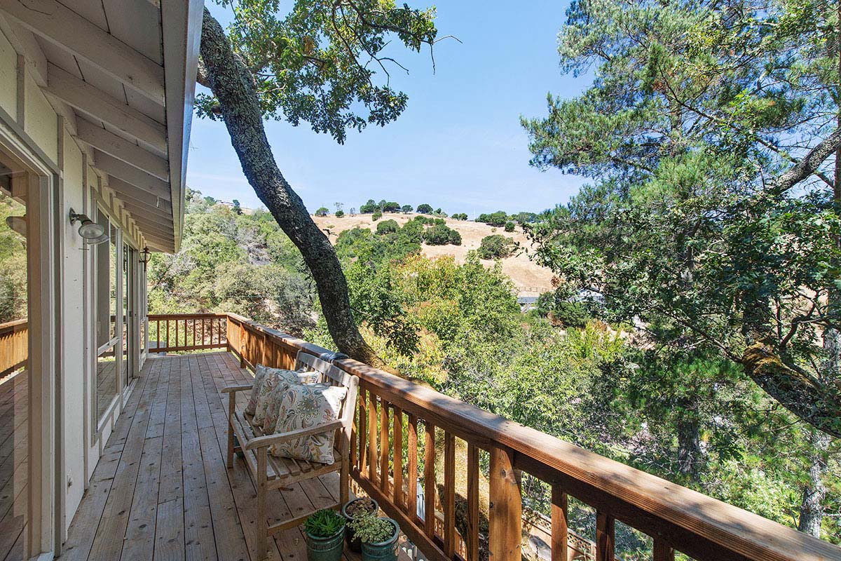 Image number 1 for slideshow of 9 Oak Springs Drive