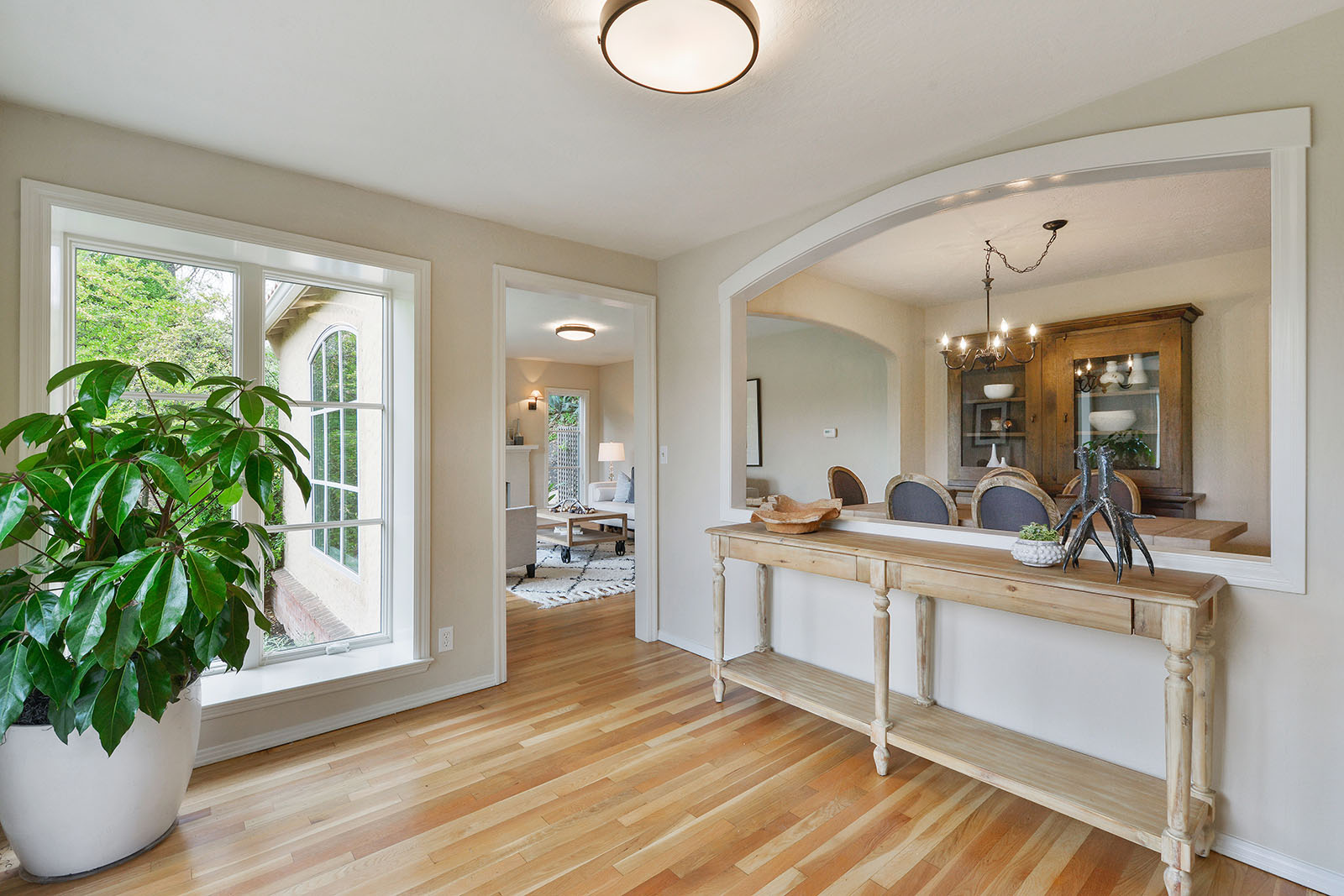 Image number 3 for slideshow of 690 Glenside Drive -