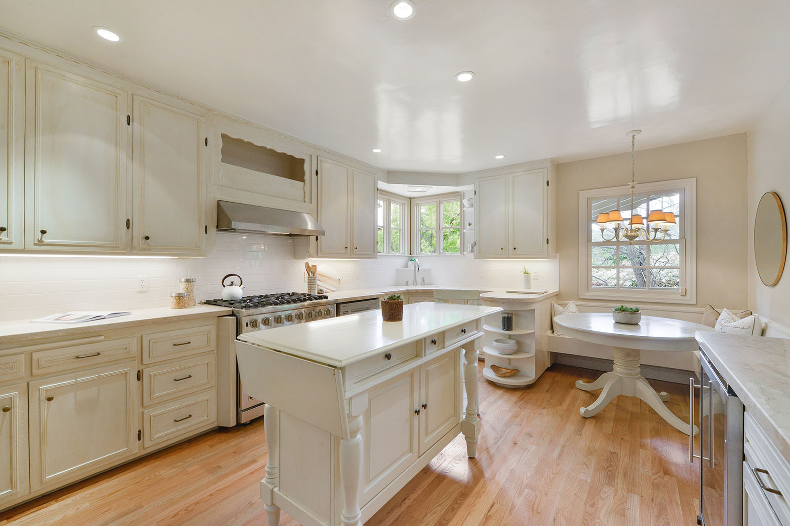 Image number 2 for slideshow of 690 Glenside Drive -