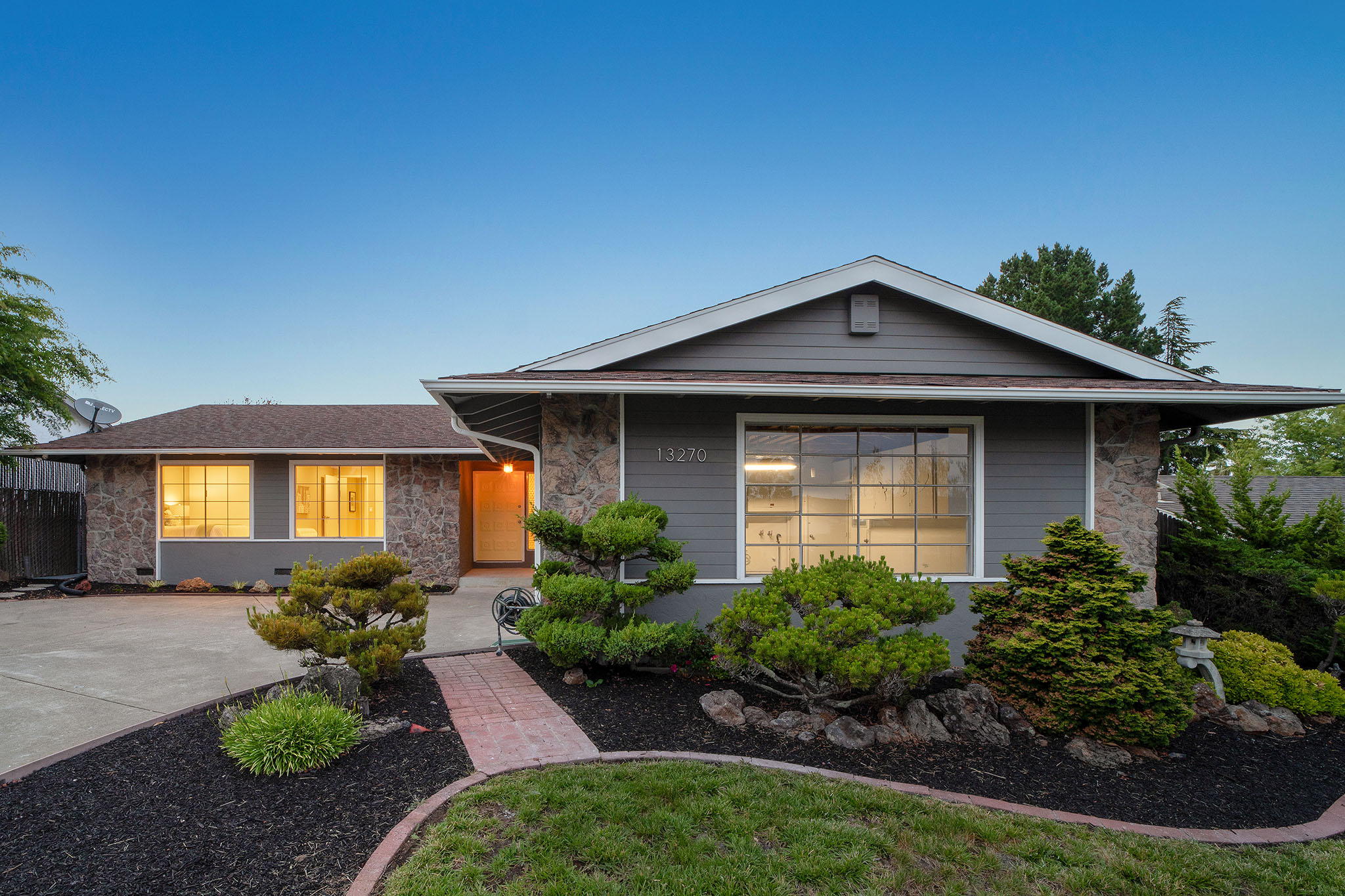 Image number 1 for slideshow of 13270 Clairepointe Way