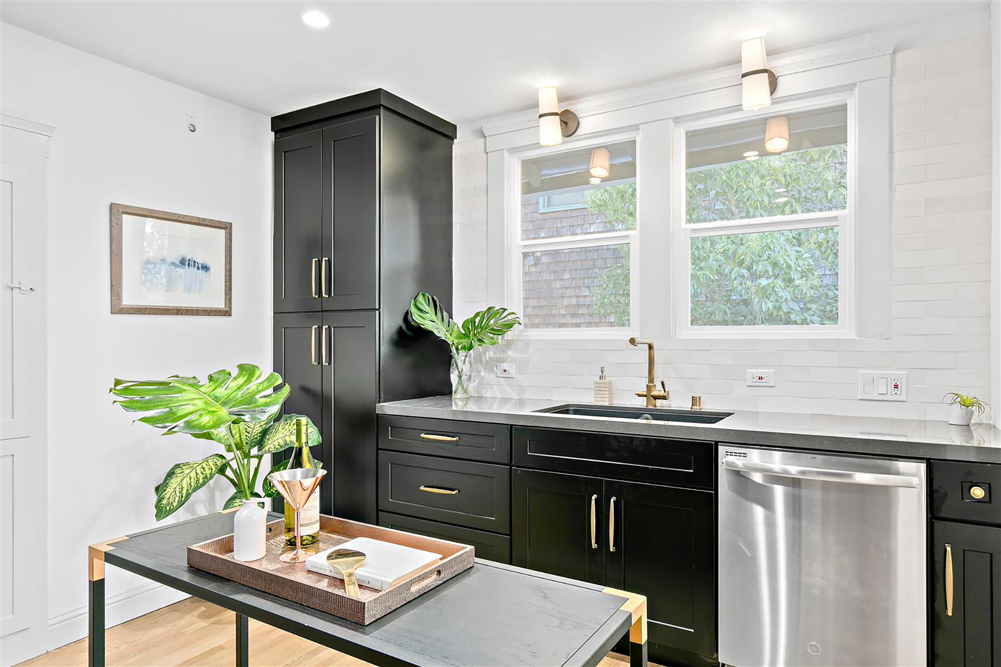 Image number 3 for slideshow of 1618 Francisco Street