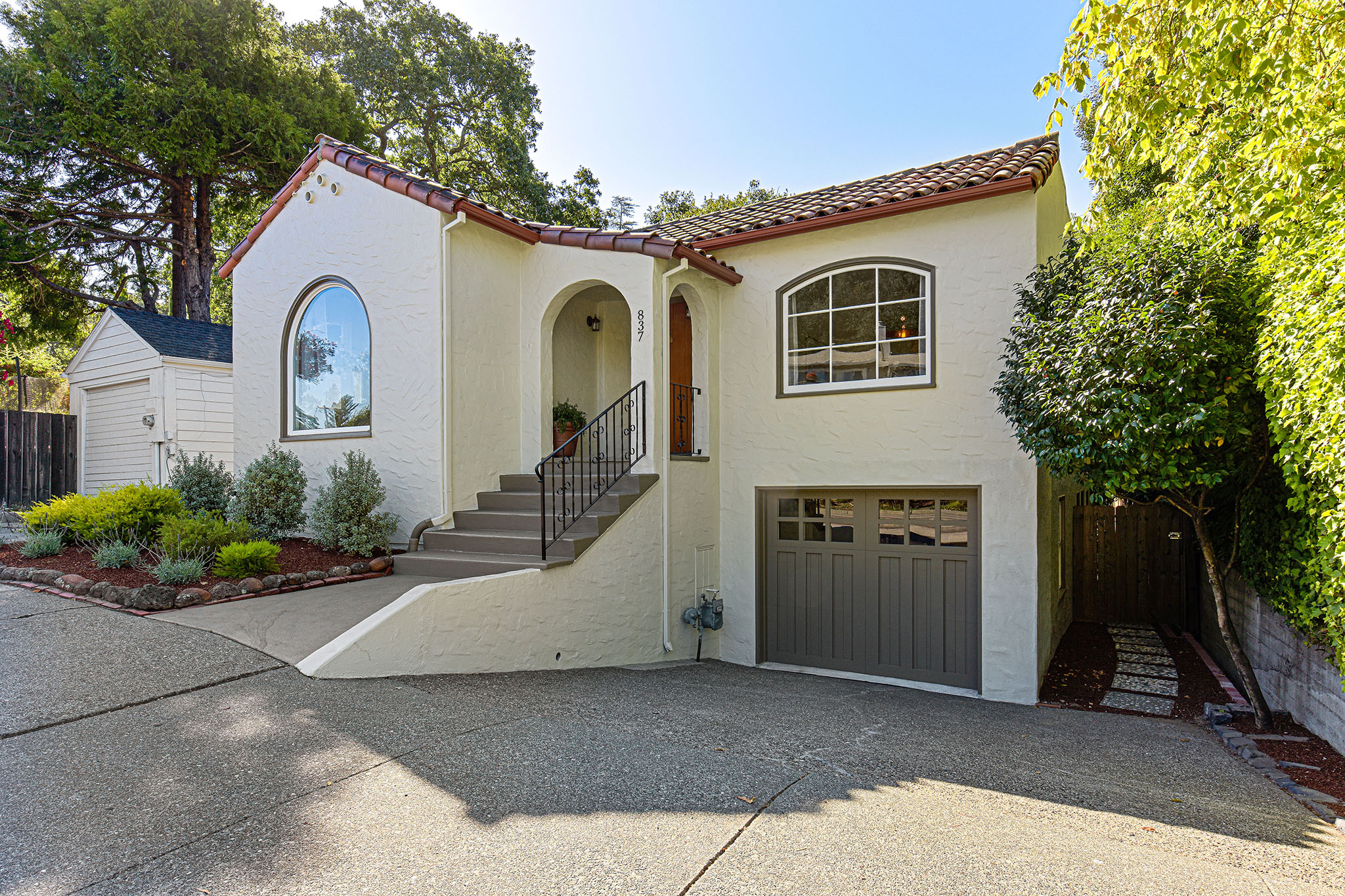 Image number 1 for slideshow of 837 Sir Francis Drake Boulevard