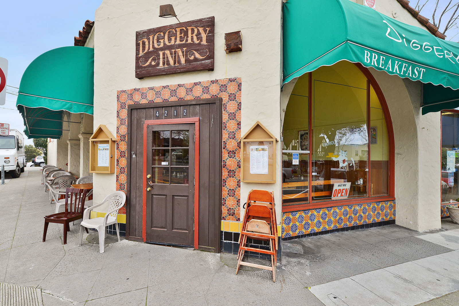 Cover Image for 3838 La Cresta Avenue presented by Jane Strauch