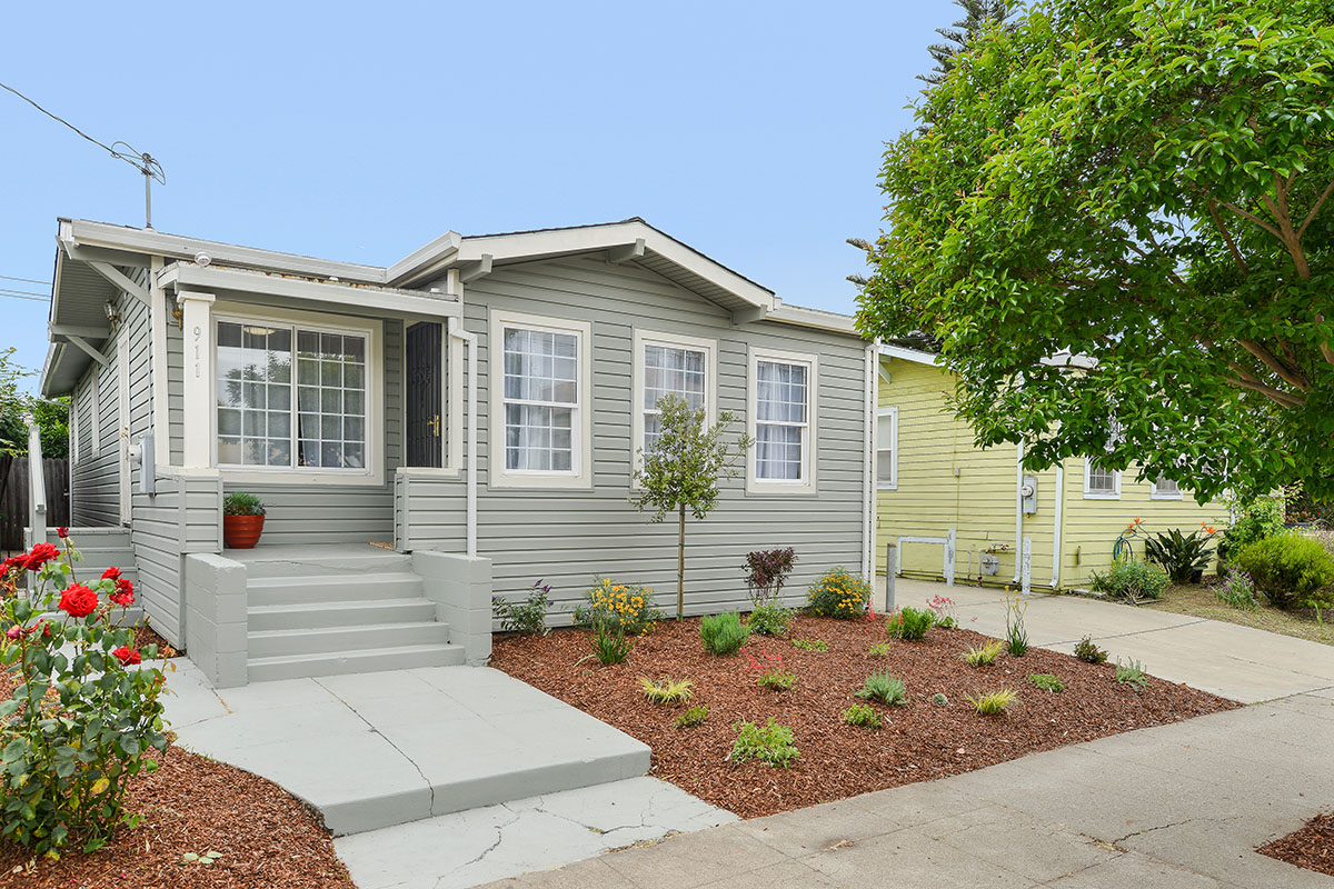 Image number 1 for slideshow of 911 46th St.