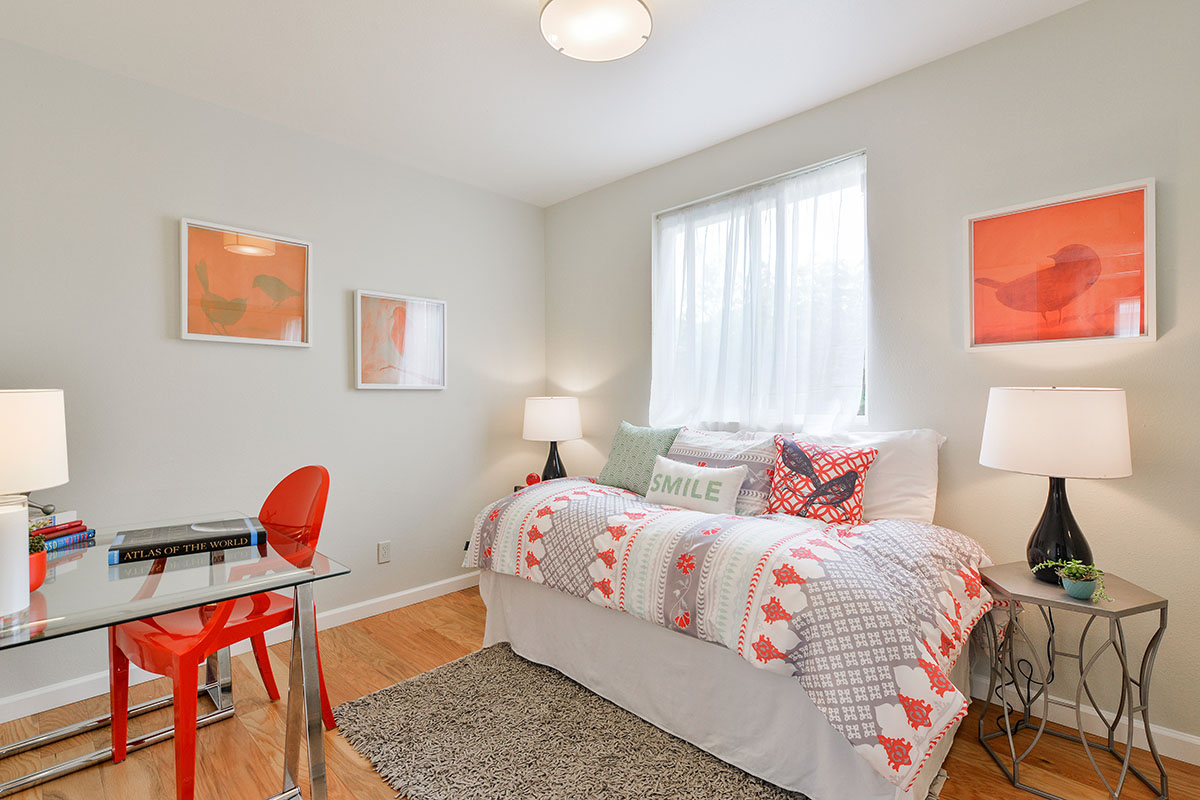 Image number 4 for slideshow of 911 46th St.